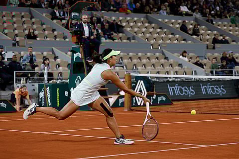 Moyuka Uchijima returns the ball to Aryna Sabalenka